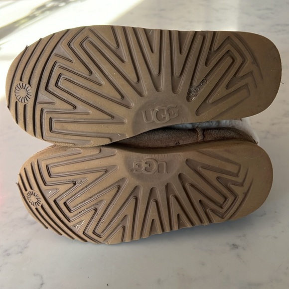 Kids UGG’s SZ 2 - Picture 6 of 9